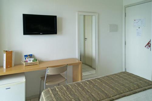Televisyen dan/atau pusat hiburan di Praia do Canto Apart Hotel