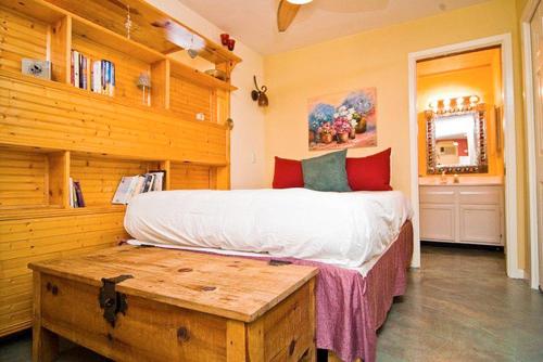 1 dormitorio con 1 cama grande y suelo de madera en Barton Hills Condo en Austin