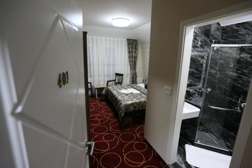 Ліжко або ліжка в номері Hotel Pejton