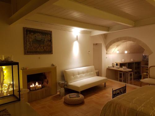 salon z kanapą i kominkiem w obiekcie Le LUMINARIe Sassi w mieście Matera