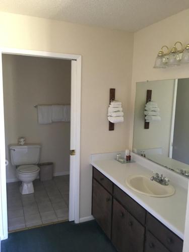 Ένα μπάνιο στο Lake Shastina Golf Resort