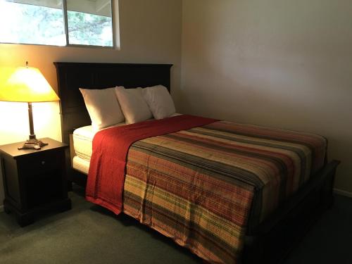 Ένα ή περισσότερα κρεβάτια σε δωμάτιο στο Lake Shastina Golf Resort