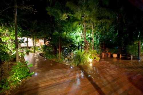 Ein Garten an der Unterkunft Dougies Backpackers Resort