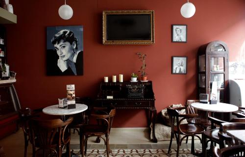 a restaurant with tables and a painting on the wall at Hotel Ecologico Toral in Santa Cruz de Mudela