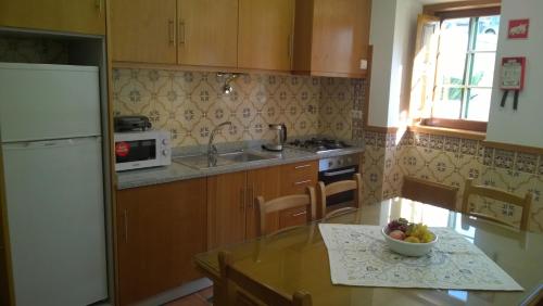 Kuchyň nebo kuchyňský kout v ubytování Casa das Neves