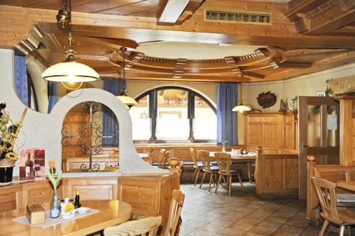 Un restaurante o sitio para comer en Gasthaus Hotel Feldschlange
