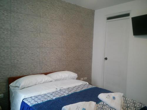 a bedroom with a bed and a wall at La Posada in Pimentel