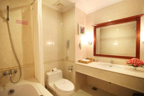 y baño con aseo y lavamanos. en Sai Gon Kim Lien Hotel Vinh City en Vinh