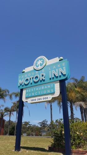Sijil, anugerah, tanda atau dokumen lain yang dipamerkan di Tabourie Lake Motor Inn