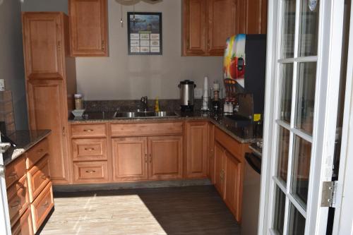 Una cocina con gabinetes de madera y un fregadero. en Old Town Western Inn, en San Diego