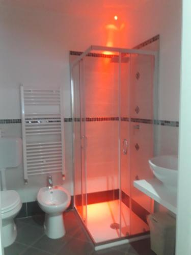 CavriagoにあるDolce Vita Lovely Suitesのバスルーム(シャワー、トイレ、シンク付)