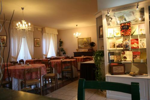 a restaurant with tables and chairs and a dining room at Hotel La Meridiana in Anghiari
