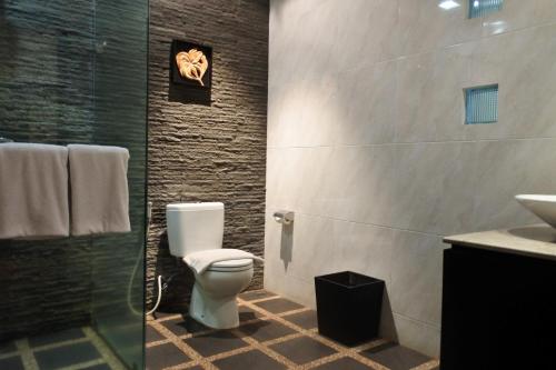 فندق بوتري غونونغ في ليمبانغ: حمام مع مرحاض ومغسلة