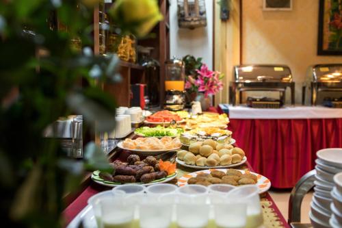Makanan di atau berdekatan hotel