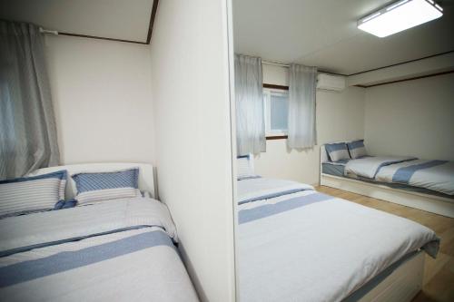 Postel nebo postele na pokoji v ubytování Jeong House
