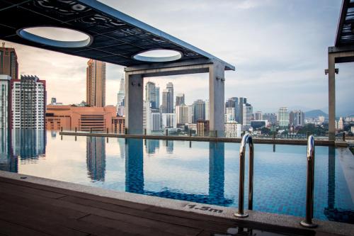 une piscine avec une vue sur les toits de la ville en arrière-plan dans l'établissement D'Majestic Place by Widebed, à Kuala Lumpur