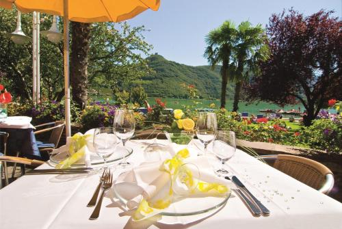 a table with glasses and napkins on top of it at Seegarten in Caldaro