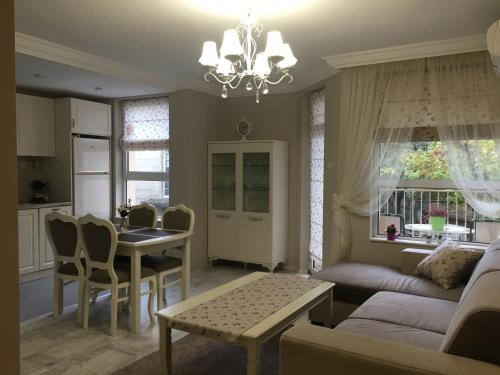 - un salon avec un canapé et une table dans l'établissement Romantica Apartament, à Plovdiv