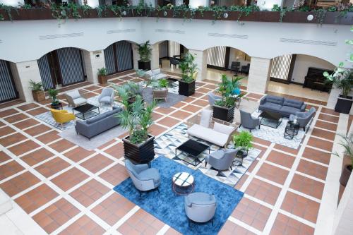 an overhead view of a patio with couches and plants at Intelier Rosa in Castellón de la Plana