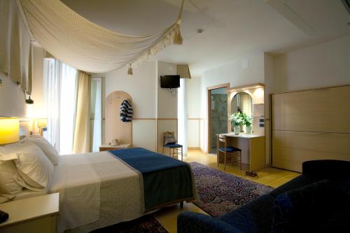 A bed or beds in a room at Hotels Vidi Miramare & Delfino