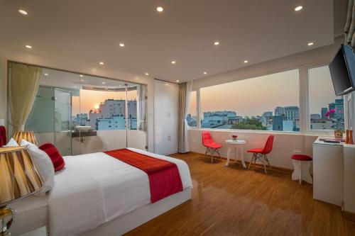 Giường trong phòng chung tại Hanoi Royal Palace Hotel 2