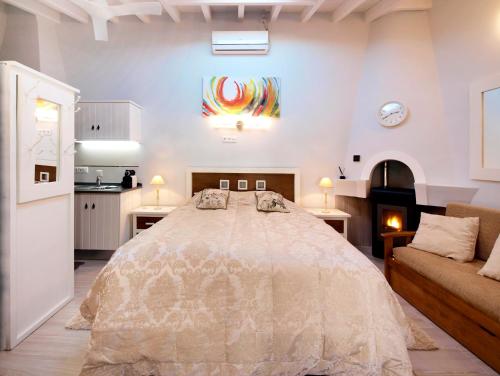 梅爾圖拉的住宿－Casa do Rio，一间卧室配有一张大床和一张沙发