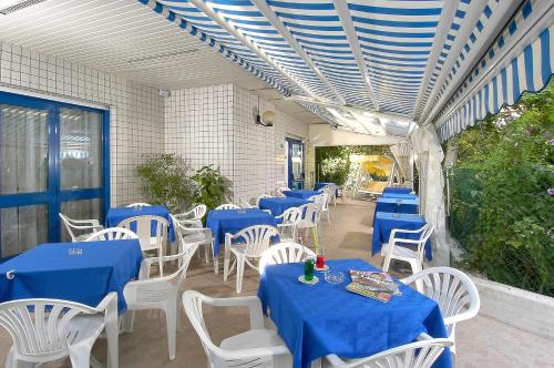 リッチョーネにあるHotel Adlerの青いテーブルクロス付きテーブルと椅子