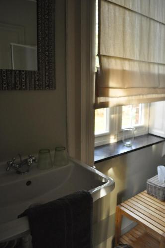 スパにあるVilla Grand Maurのバスルーム(白い洗面台、窓付)