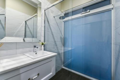Ένα μπάνιο στο Aloha Central Luxury Apartments