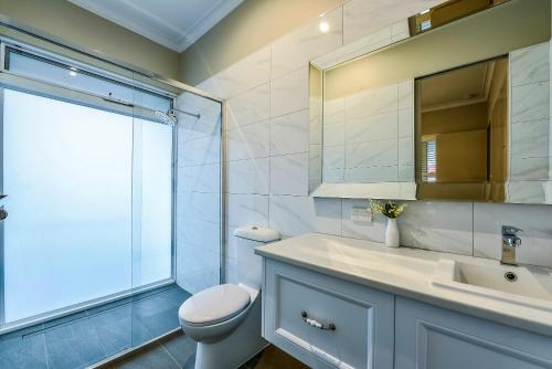 Ένα μπάνιο στο Aloha Central Luxury Apartments