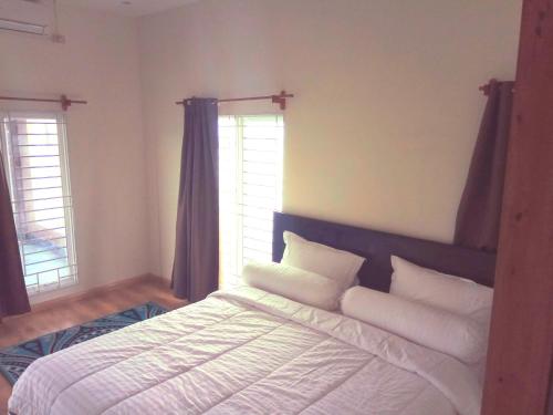 Кровать или кровати в номере Oseda Nias Surf House
