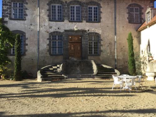 a building with a fountain in front of a building at Manoir d'Aubeterre in Marsat