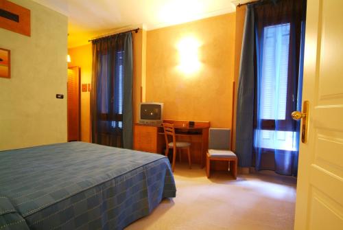 - une chambre avec un lit et un bureau avec un ordinateur dans l'établissement Hotel Eden, à Naples