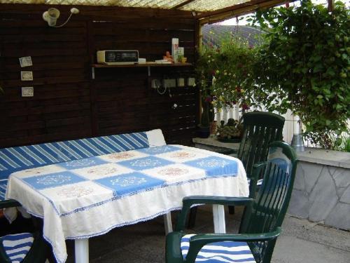 una mesa y 2 sillas con una mesa azul y blanca en Zimmervermietung-Heide-Fiege, en Hartmannsdorf