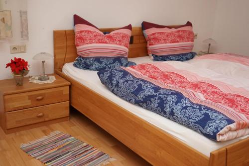 1 Schlafzimmer mit 2 Einzelbetten und einem Nachttisch in der Unterkunft Ferienwohnung Jungbauernhof in Alpirsbach
