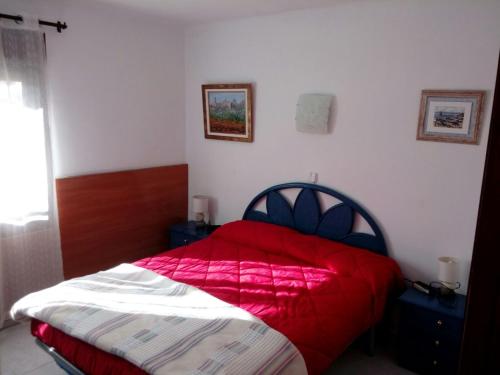 トレリャ・デ・モングリにあるapartamento el Cortijo Estartitのベッドルーム1室(赤い毛布付きのベッド1台付)