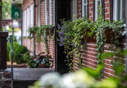 a door with plants on the side of a building at Hotel Acht Linden in Egestorf