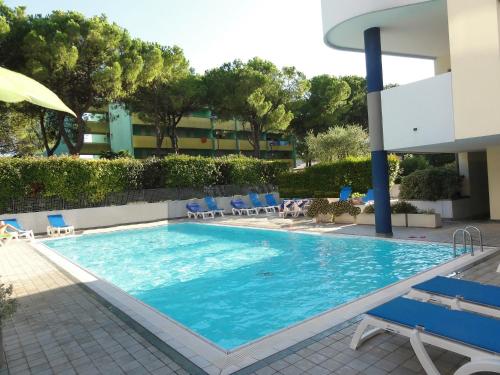 ビビオーネにあるDe La Mariute - Appartamentiの青い椅子付きの大型スイミングプール、