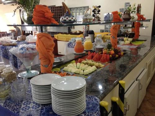 un buffet con piatti di cibo su un bancone di Tureck Garten Hotel a Corupá