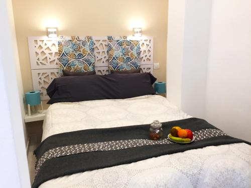 ラスパルマス・デ・グランカナリアにあるSunny Islands TQのベッドルーム1室(フルーツのトレイ付)