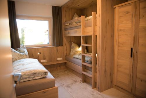 - une chambre avec des lits superposés et une fenêtre dans l'établissement Haus Christine, à Zell am See