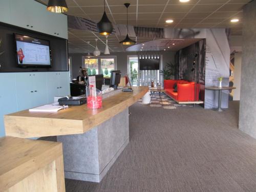 a bar in a restaurant with a counter at Hôtel ibis Styles Pontivy centre Bretagne in Pontivy