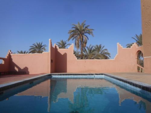 Swimming pool sa o malapit sa Hotel Carrefour des Nomades