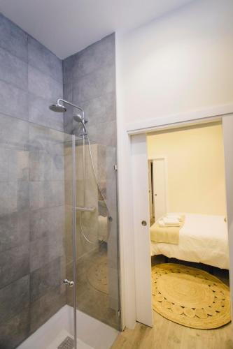 Bilik mandi di One&Lux Byron Suites