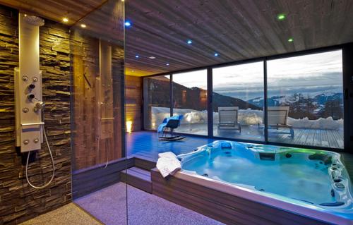 une baignoire jacuzzi dans une chambre avec vue dans l'établissement Odalys Chalet Mont Soleil, à Mâcot La Plagne