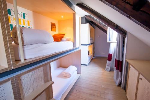 Ένα ή περισσότερα κρεβάτια σε δωμάτιο στο Toc Hostel Madrid