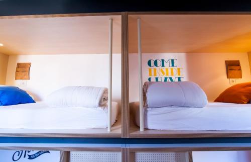 Ένα ή περισσότερα κρεβάτια σε δωμάτιο στο Toc Hostel Madrid
