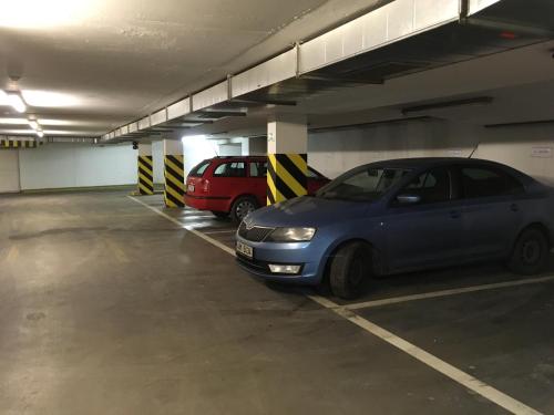een parkeergarage met twee auto's erin geparkeerd bij Arkada Hotel Praha in Praag