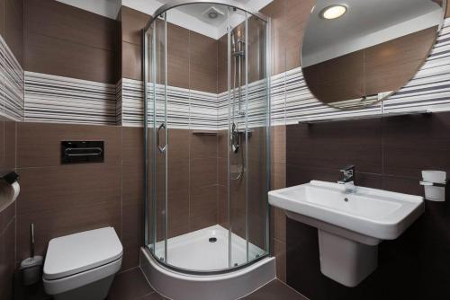 uma casa de banho com um WC, um lavatório e um chuveiro em Malvis Vacation House em Jastrzębia Góra