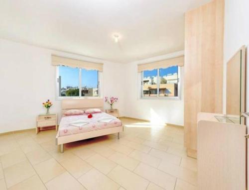 - une chambre avec un lit et une salle de bains avec des fenêtres dans l'établissement Chromata Lagoon, à Protaras